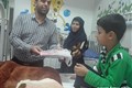 بازدید مسئولین بیمارستان علی ابن ابیطالب (ع) از کودکان بستری در این بیمارستان 
