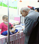 عیادت هوشنگ مرادی کرمانی از کودکان بستری در بیمارستان افضلی پور